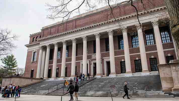 Indignación entre los estudiantes de Harvard ante medidas de Trump: "El campus vive un momento hostil"