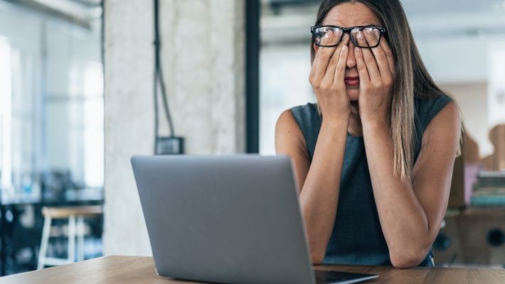 ¿Estás sobrecalificado en tu cargo actual? Expertos advierten sobre los riesgos de aceptar un empleo con menor exigencia