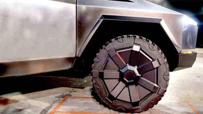 Mostraba las bondades del “piloto automático” de su Cybertruck y la pick-up chocó