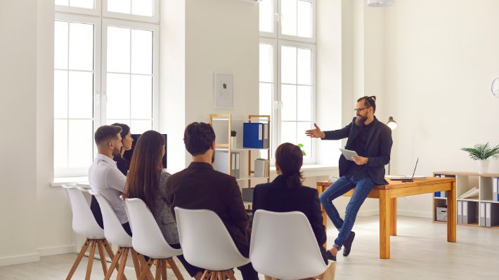 45% de los chilenos rechazaría un empleo sin oportunidades de formación: ¿Cómo responder a esta demanda?