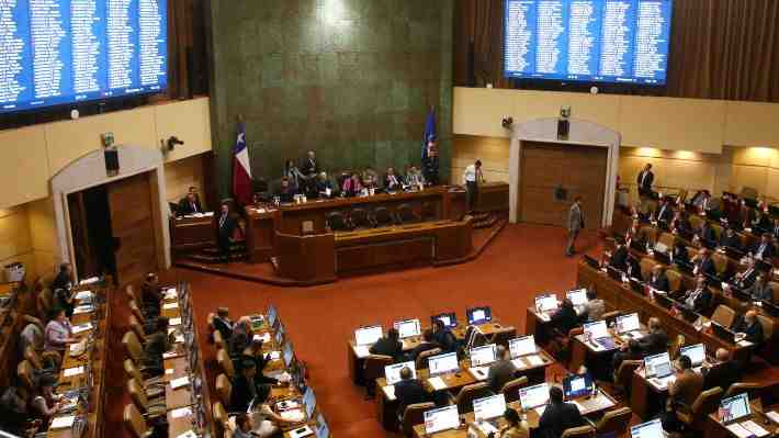 "Decisión ideológica" y "no es suficiente": Debate en el Congreso por retiro de agregados militares en Israel