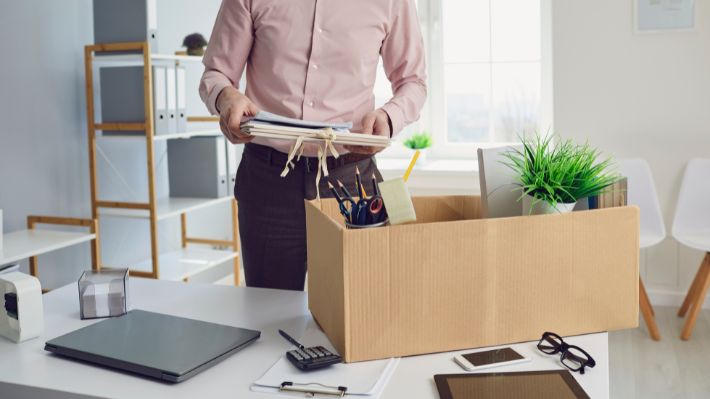 ¿Te despidieron sin aviso ni explicaciones claras? Lo que debes saber si vulneran tus derechos laborales