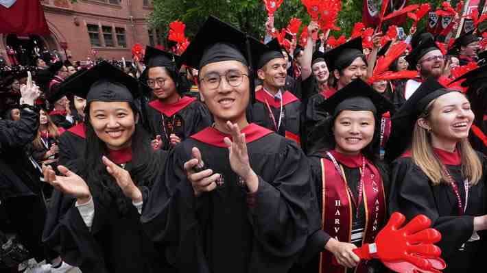 Jueza extiende orden que impide a Trump prohibir la matrícula de estudiantes extranjeros en Harvard