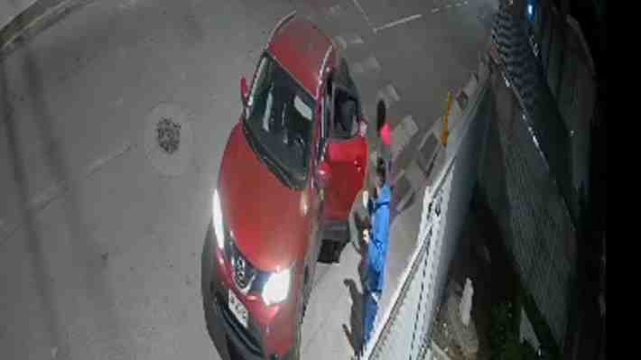 Video | Insólito: Ladrones devuelven carnet a víctima y la "felicitan" por su rápida escapatoria