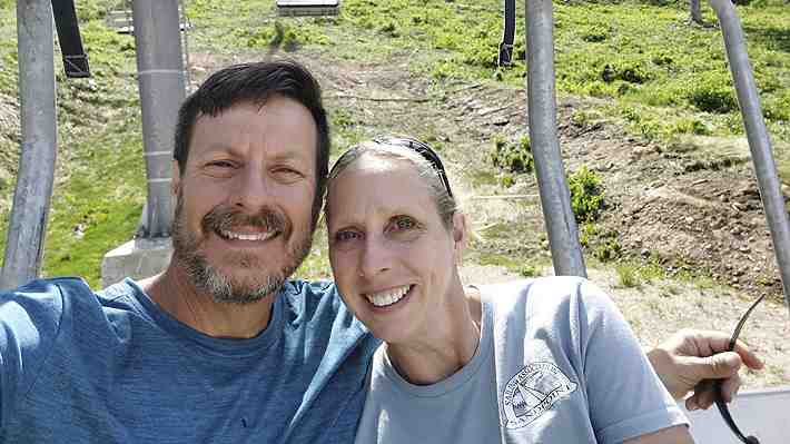 Hombre sobrevive tras quedar atrapado debajo de una enorme roca en un arroyo en Alaska: Su esposa evitó que se ahogara