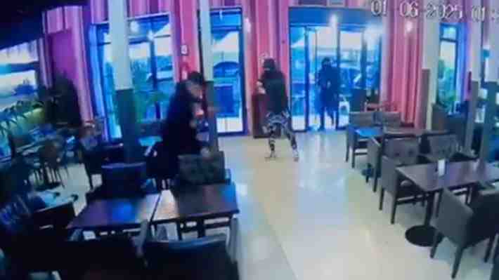 Video | Sujetos disparan en 25 ocasiones a clientes de bar en Santiago: No hay heridos
