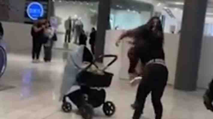 Video | Brutal pelea entre mujeres en mall de La Florida: Una tenía guagua en brazos