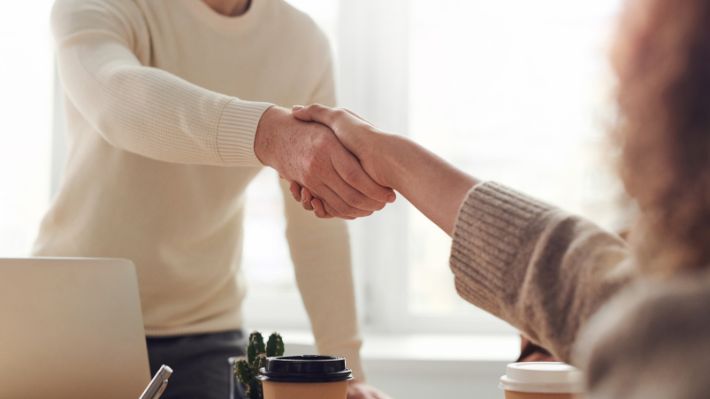 ¿Tienes +50 y quieres hacer un buen CV? Expertos entregan guía para ser competitivo en el mercado laboral