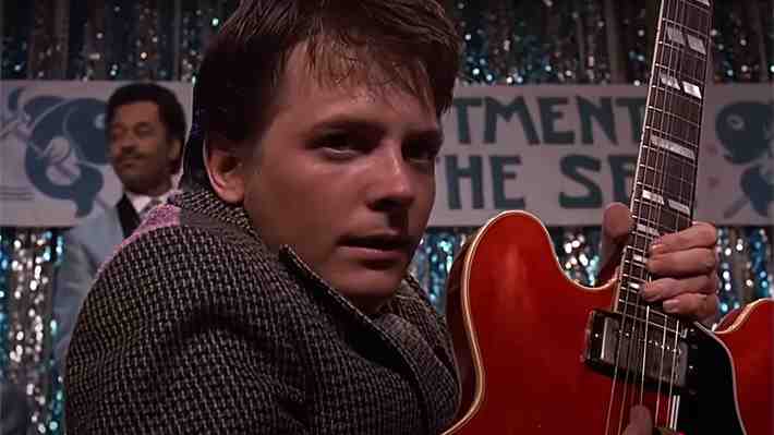 Creadores y actores de &#34;Volver al Futuro&#34; buscan guitarra que tocó Marty en baile escolar