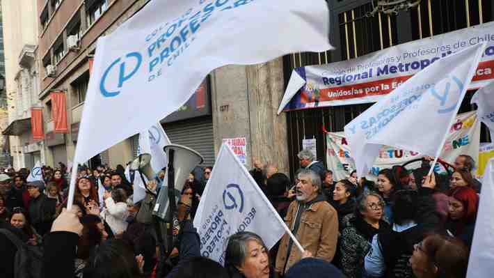 Contraloría oficia a los SLEP y pide detallar "respectivos descuentos" a profesores en paro