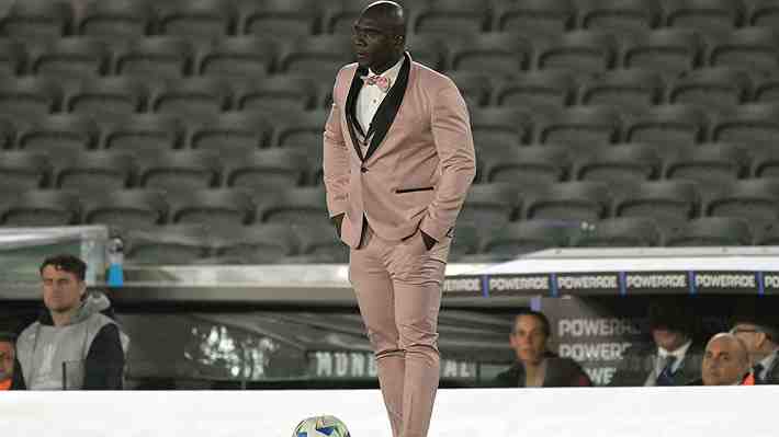 El extravagante y viralizado look de Segundo Castillo, DT del Barcelona de Ecuador, tiene un inesperado castigo de la Conmebol