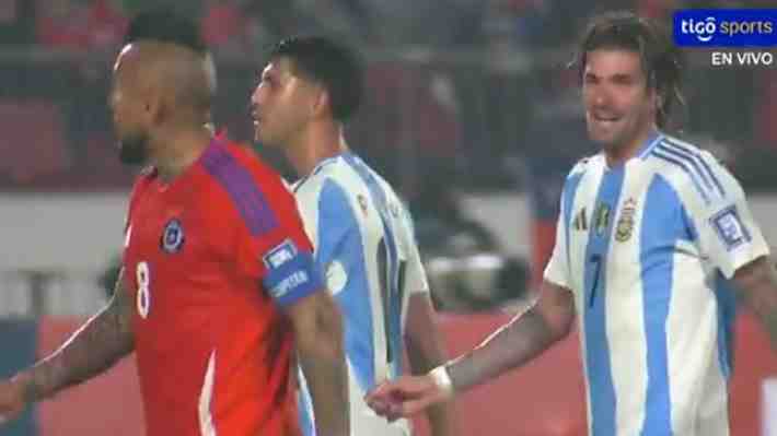 Empujones, intercambio de palabras y un polémico gesto: El tenso cruce entre Arturo Vidal y Rodrigo De Paul