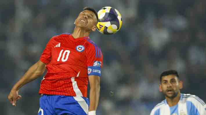 Completamente abatido: Las desoladoras imágenes de Alexis Sánchez en el banco durante el encuentro contra Argentina