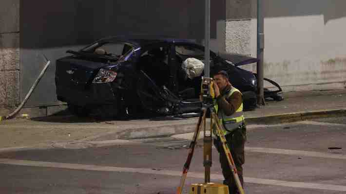 Corte de tránsito en la Alameda: Vehículo que huía de carabineros chocó auto y mató a dos personas