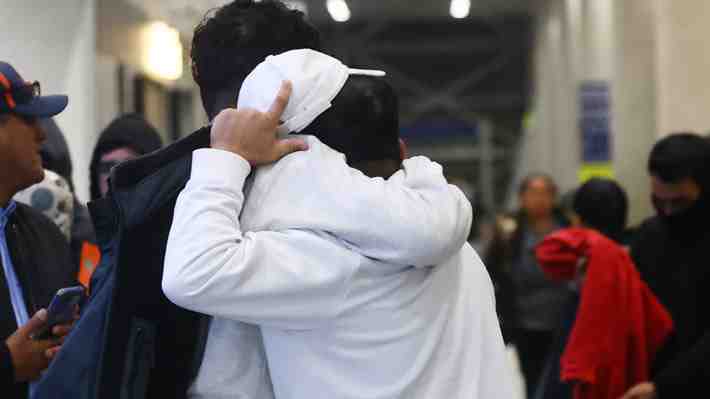 Hurtos y atentado contra la autoridad: El amplio prontuario en Chile de los deportados por EE.UU. detenidos al llegar