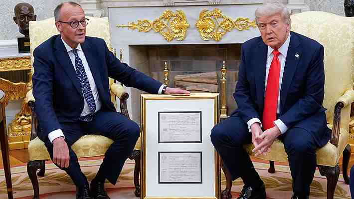 La comentada reunión de Trump con el canciller alemán: Del incómodo momento por el Día D a un particular regalo