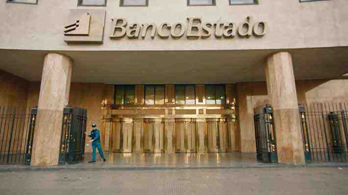 Siguen los despidos en empresas públicas: BancoEstado desvincula a 91 trabajadores por caso licencias médicas