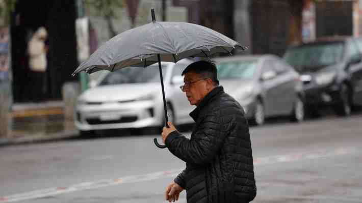 ¿Cuándo llegará el sistema frontal a la RM?: Meteorología proyecta hasta 20 mm de lluvia y "fuertes vientos"