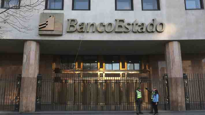 Continúan los coletazos por licencias médicas: Las renuncias que tocaron al círculo del Presidente Boric y a BancoEstado