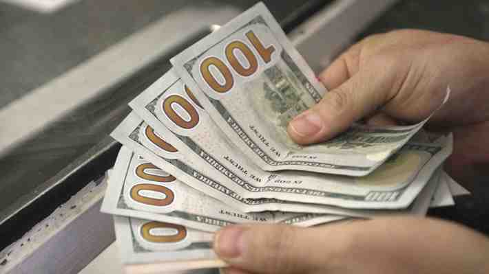 Dólar sube ligeramente en medio de alta expectación por reunión entre EE.UU. y China en Londres
