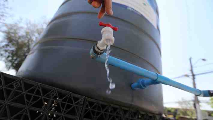 Anuncian corte de agua por tres días en seis comunas de la Región Metropolitana por construcción de la línea 7