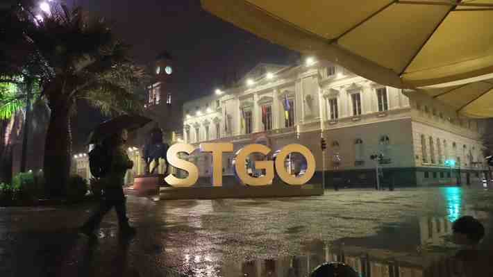 Lluvia en la zona central: Han caído 16 milímetros de agua en Santiago y anticipan bajas temperaturas