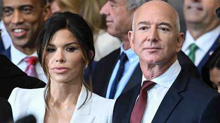 &#34;Quiere arrendar Venecia&#34;: Activistas protestan contra matrimonio de Jeff Bezos y Lauren Sánchez en esa ciudad italiana
