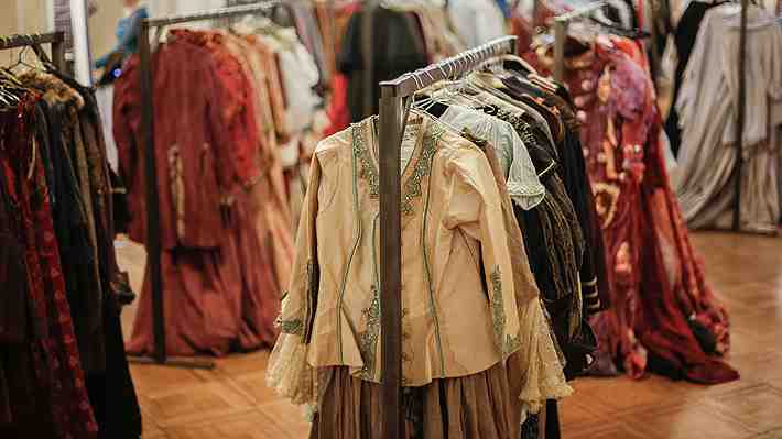 Teatro Municipal de Santiago realiza venta de vestuario de óperas y ballets con precios desde $3.000