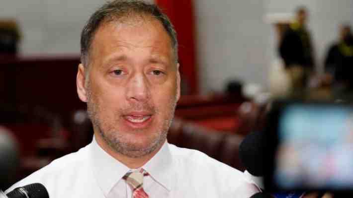 Presidente de la Cámara viajó al extranjero en semana distrital y advierten que se abre "posibilidad de censura"