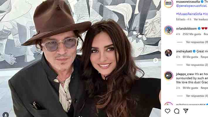 Penélope Cruz y Johnny Depp visitan el Museo Reina Sofía en Madrid, y se retratan frente el "Guernica" de Picasso
