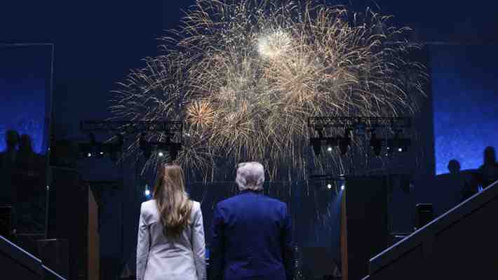 Pese a muerte de congresista y en medio de protestas: Trump se jacta de las FF.AA. de EE.UU. en desfile por su cumpleaños