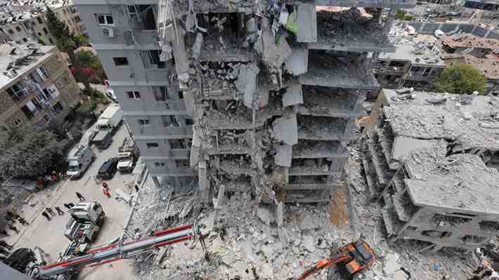 Ejército israelí asegura que atacó al jefe militar de los hutíes y Netanyahu visita visita edificio destrozado por Irán