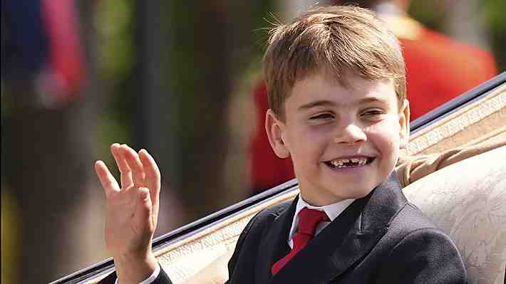Muecas, risas y saludos: Las fotos del príncipe Louis en el desfile para celebrar el cumpleaños del rey Carlos III