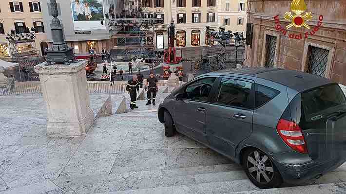 Fotos: Hombre ingresa con su vehículo a la escalinata de la Plaza de España en Roma