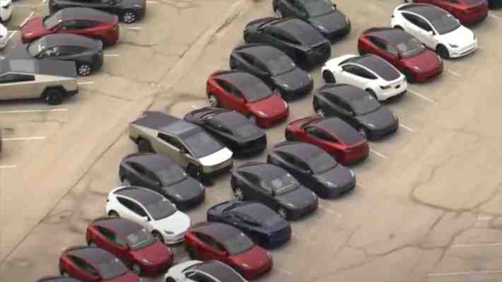 "Cementerio de Teslas": Vehículos eléctricos nuevos se siguen acumulando en un centro comercial abandonado en EE.UU.