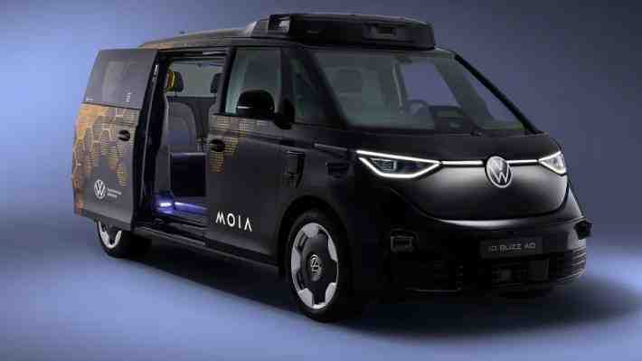 Volkswagen presentó el ID.Buzz AD, su primer robotaxi de producción