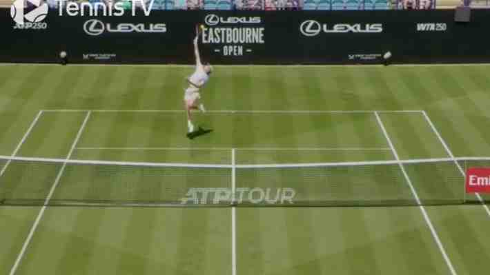 "¡¿Qué acaba de pasar?!?": Mira el extraño punto que ganó Joao Fonseca en espectacular remontada en Eastbourne