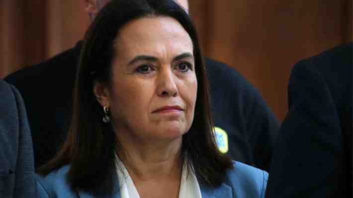 Alcaldesa de Vitacura anuncia suspensión de dos funcionarios tras video sexual en oficinas: Arriesgan ser destituidos