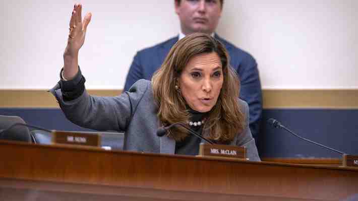 "¡Cuidado Chile!": Quién es María Elvira Salazar, la congresista de EE.UU. que alertó sobre la candidatura de Jara