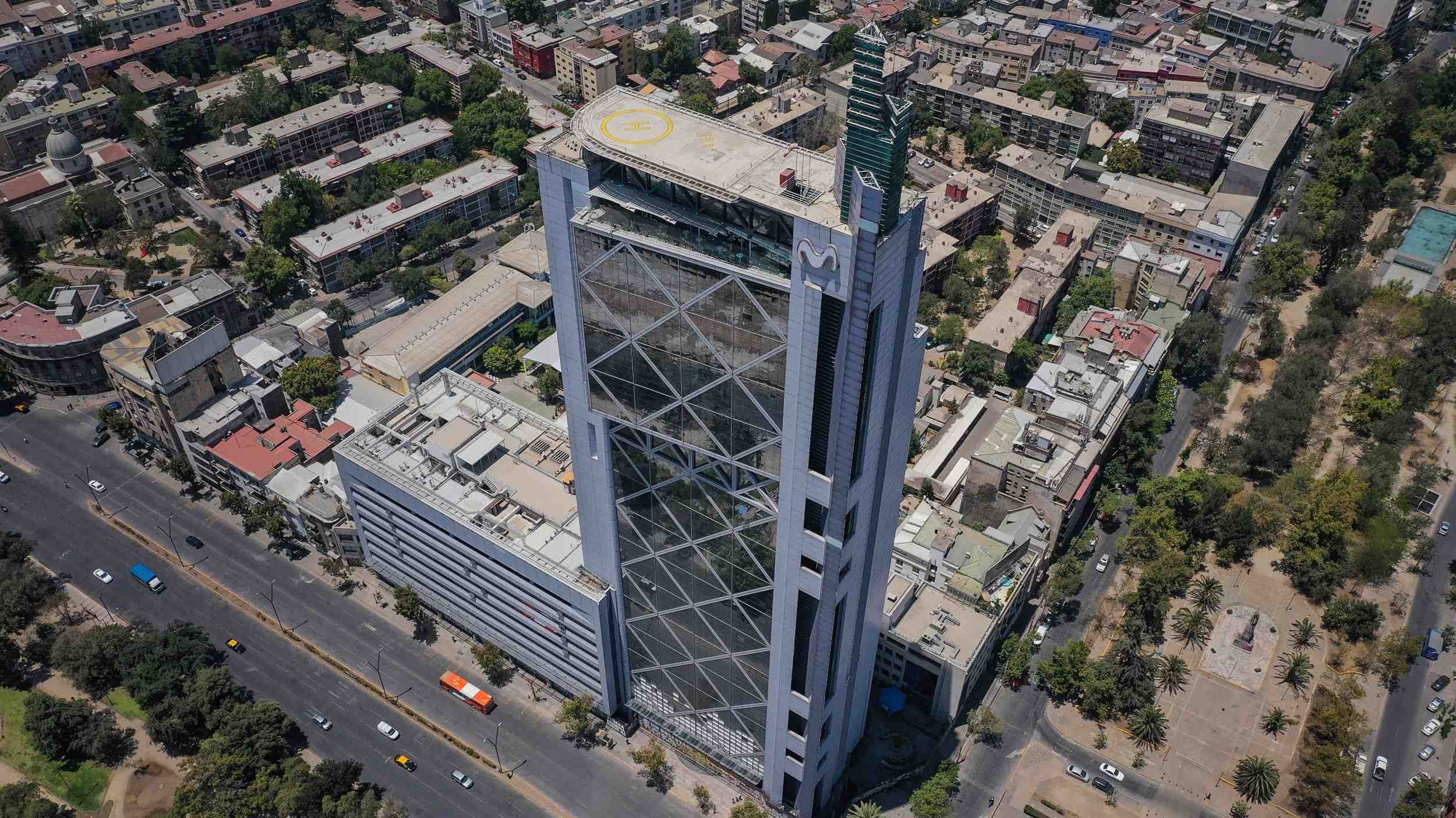 Telefónica vuelve a colgar el cartel de "se vende" en su icónico edificio corporativo de Providencia