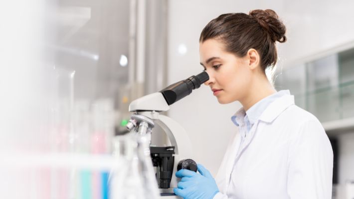 Premio que impulsa a mujeres en la ciencia abre convocatoria para su edición número 18 en Chile