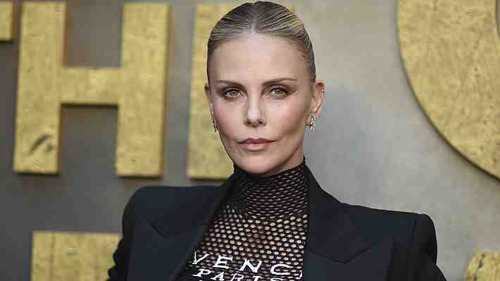 Charlize Theron habla sin tapujos sobre experiencia sexual con hombre de casi la mitad de su edad: "Nunca había hecho eso"
