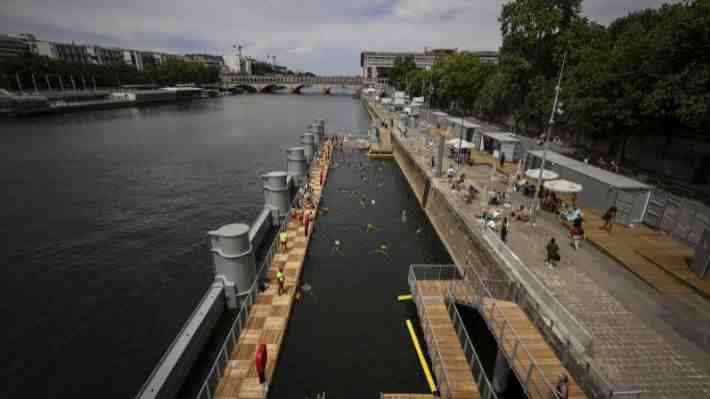 Un día después de su reapertura: Cierran espacios para el baño en el río Sena tras lluvias