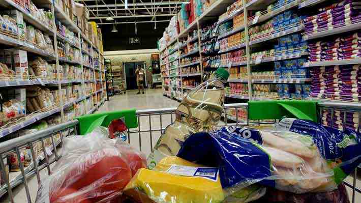 Una caída del IPC en junio y una fuerte alza en julio: El vaivén inflacionario que prevé el mercado