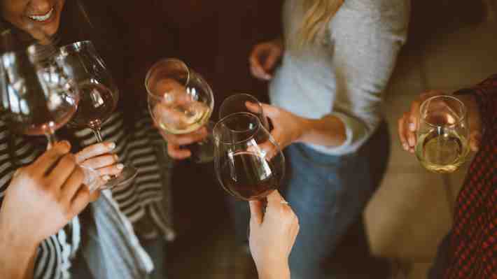 Videojuegos, apuestas y drogas: Las variopintas razones que explican la caída de alcohol entre jóvenes