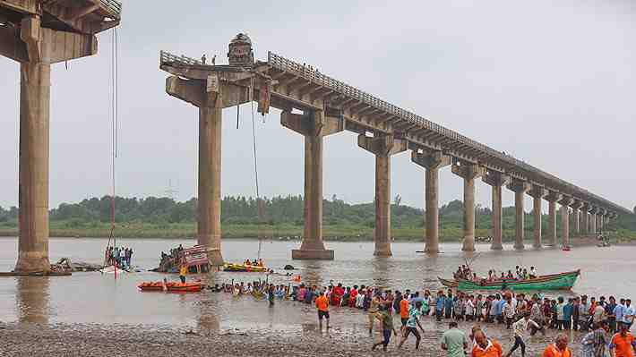 Derrumbe de puente deja al menos nueve muertos en el oeste de India