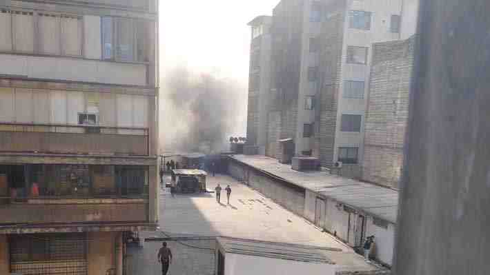 Reportan incendio en edificio en centro de Santiago: Habría cerca de 30 personas atrapadas