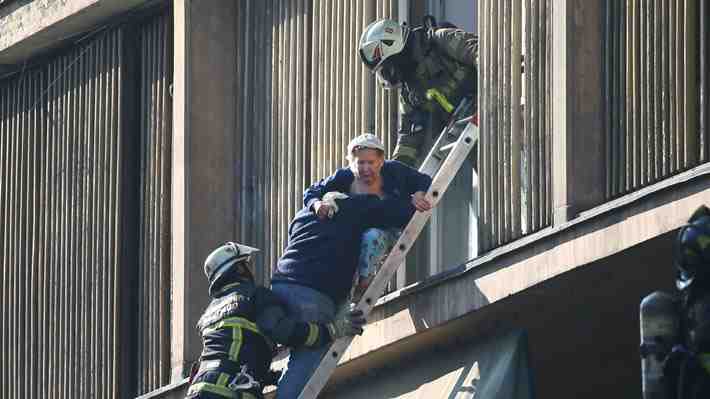 Incendio en centro de Santiago: Trasladan a 3 personas a centros asistenciales por emanación de humo y evacuan jardín infantil