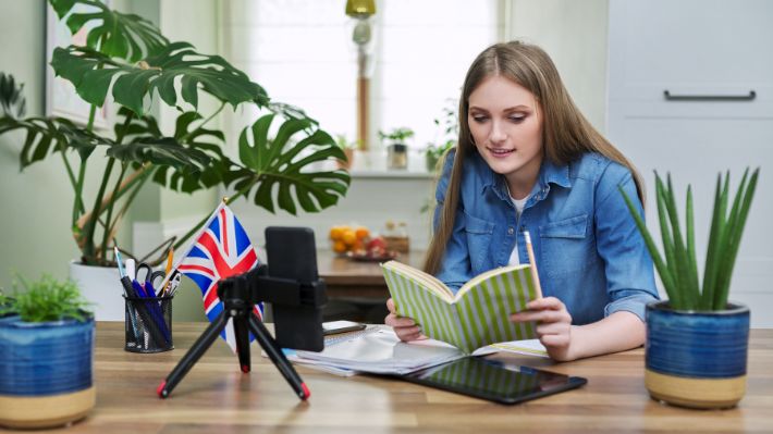 Estudio revela que la fluidez oral en inglés sigue siendo una deuda pendiente para los chilenos