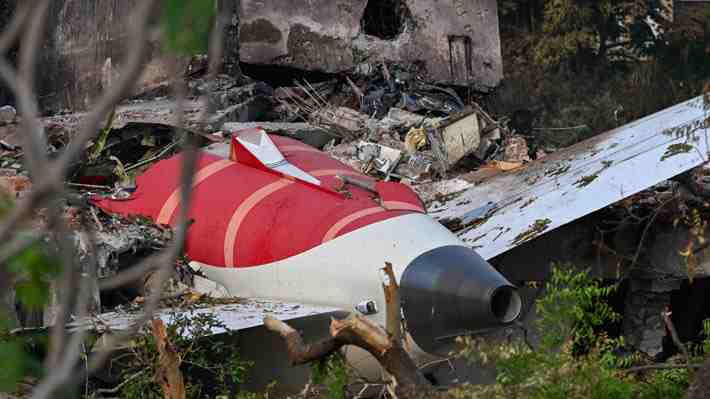 Combustible del avión se cortó justo antes del impacto: Revelan informe de accidente aéreo que dejó 260 muertos en India